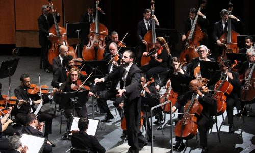 Orquestra sinfônica de minas gerais sob a regência do maestro André Brant